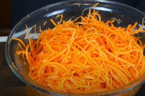 Carottes coréennes aux herbes à la maison - une recette étape par étape