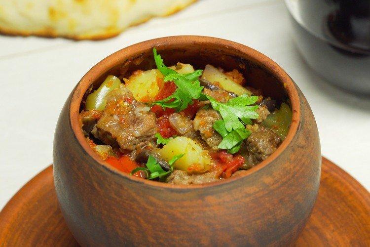 Viande en pots avec pommes de terre Chanakhi - recettes pas à pas