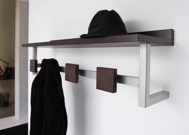 Étagères murales dans le couloir et le couloir