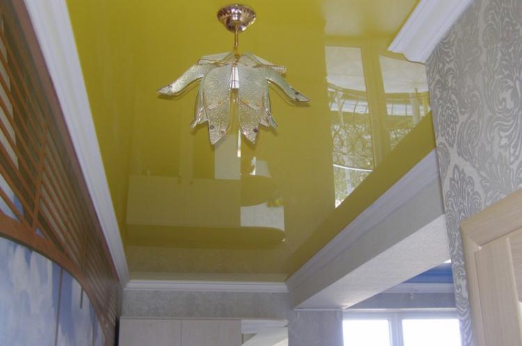 Plafond tendu jaune dans le couloir