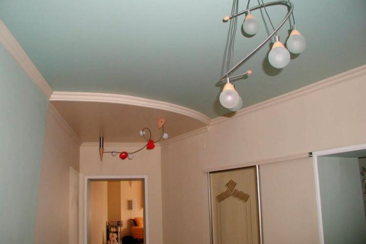 Plafonds tendus à l'intérieur du couloir - photo