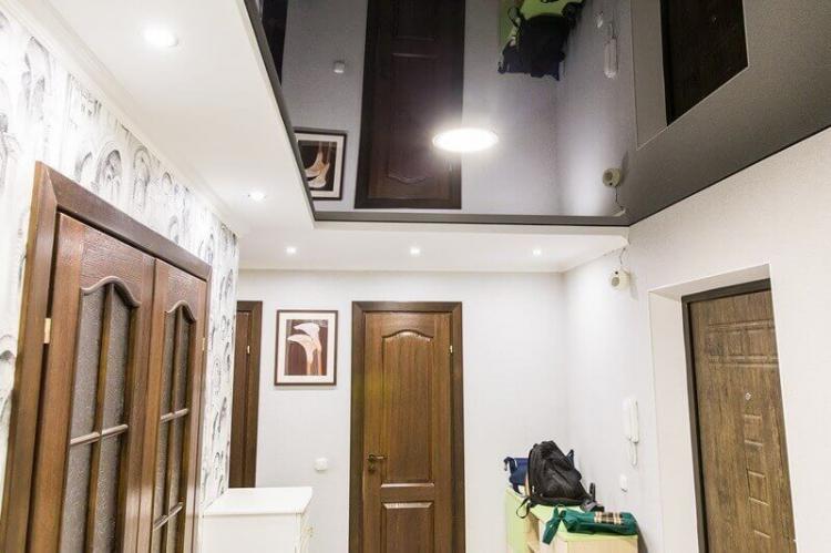 Plafonds tendus à l'intérieur du couloir - photo