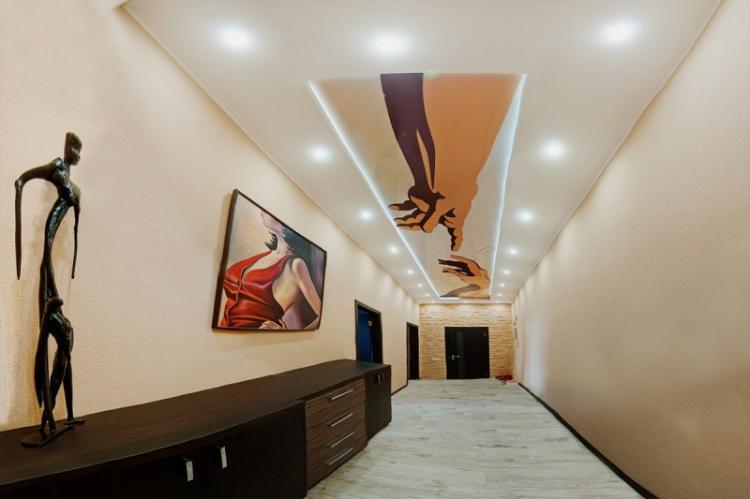 Plafonds tendus à l'intérieur du couloir - photo