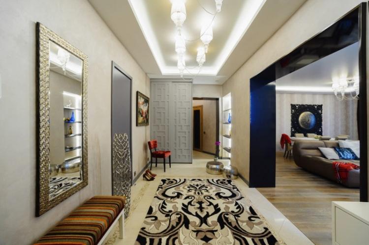 Plafonds tendus à l'intérieur du couloir - photo