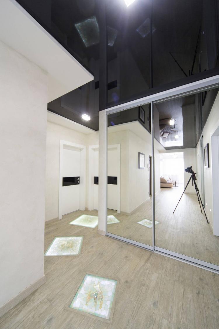 Plafonds tendus à l'intérieur du couloir - photo