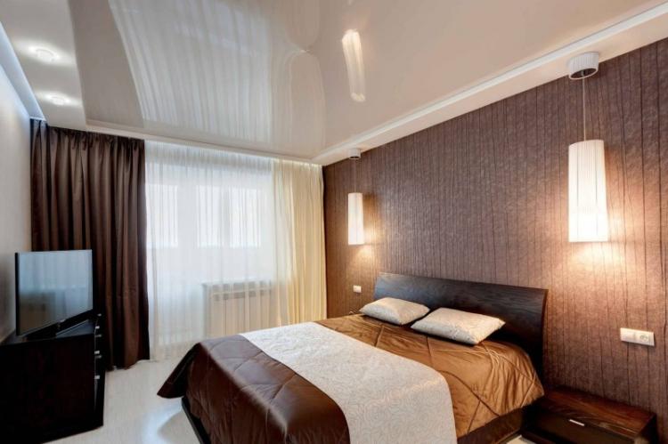 Plafonds tendus brillants dans la chambre