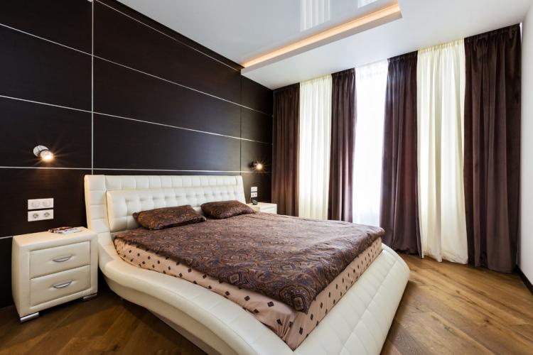 Plafond tendu dans la chambre - photo