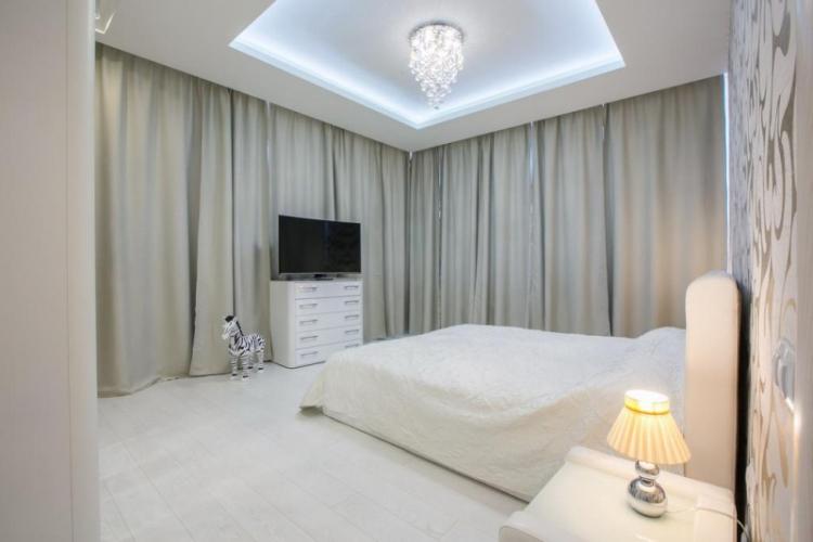 Plafond tendu dans la chambre - photo