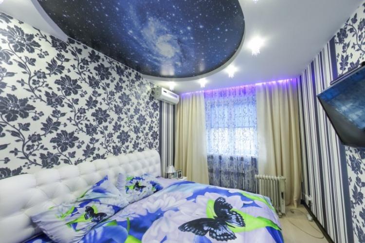 Plafond tendu dans la chambre - photo