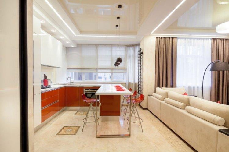 Plafonds tendus avec éclairage dans la cuisine