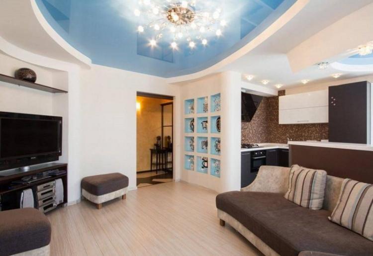 Plafonds tendus brillants dans le salon (hall)