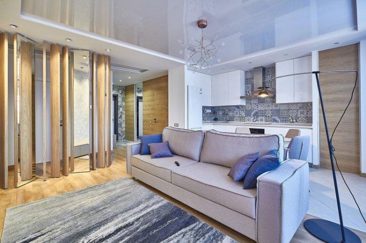 Plafonds tendus brillants dans le salon (hall)