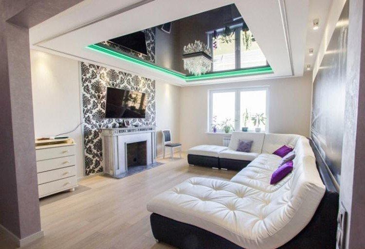 Plafonds tendus brillants dans le salon (hall)