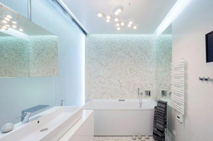 Plafond tendu dans une petite salle de bain