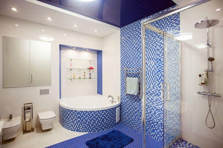 Plafonds tendus à deux niveaux dans la salle de bain