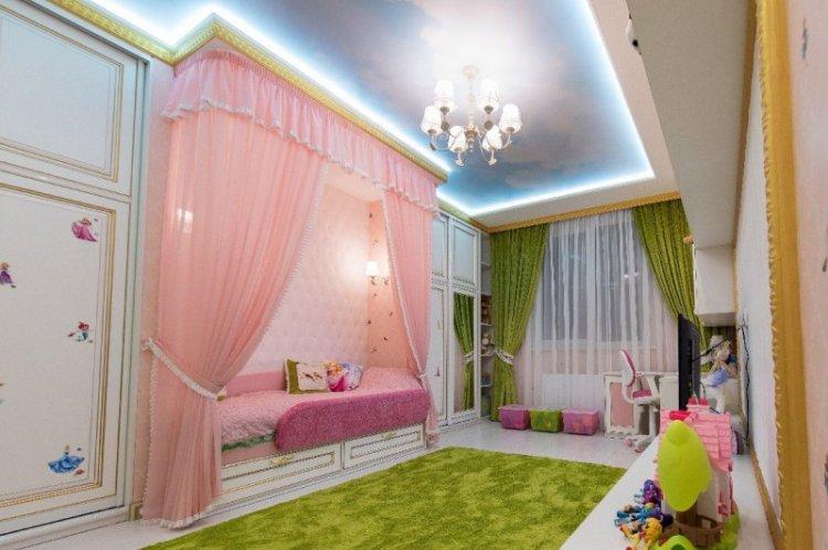 Plafonds tendus sur deux niveaux dans la chambre des enfants