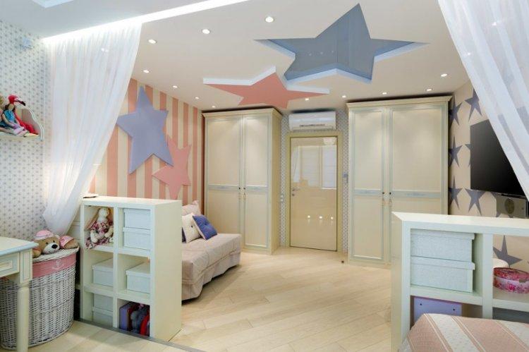 Plafonds tendus brillants dans la chambre des enfants