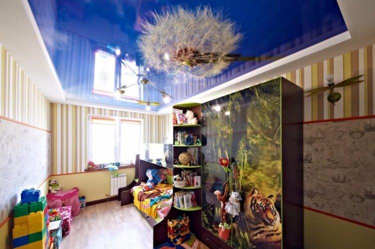Plafonds tendus brillants dans la chambre des enfants