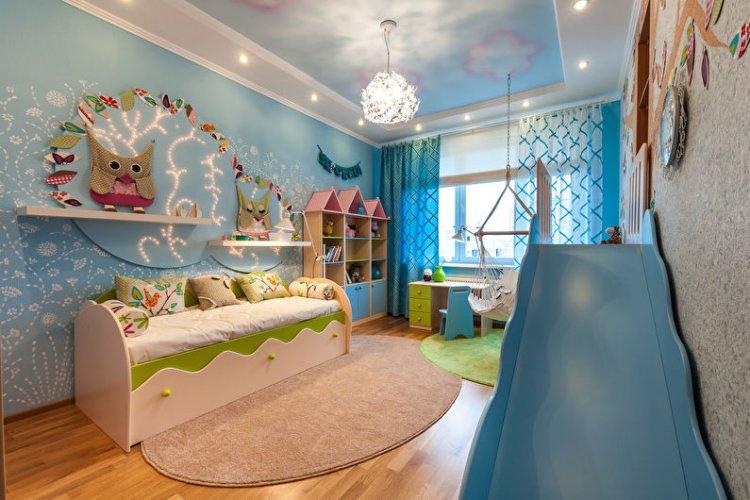 Plafonds tendus avec éclairage dans la chambre des enfants