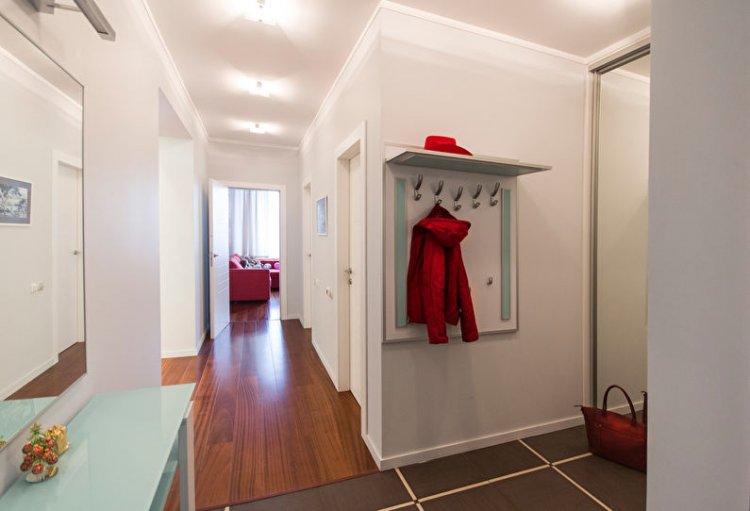 Plafonds tendus mats dans le couloir