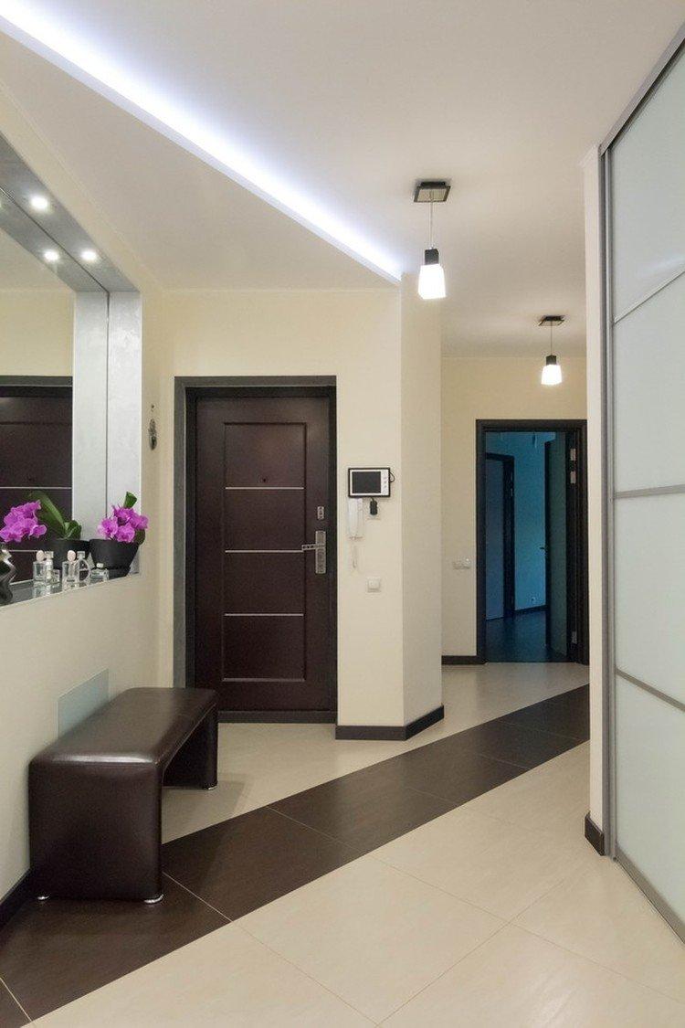 Plafonds tendus avec éclairage dans le couloir