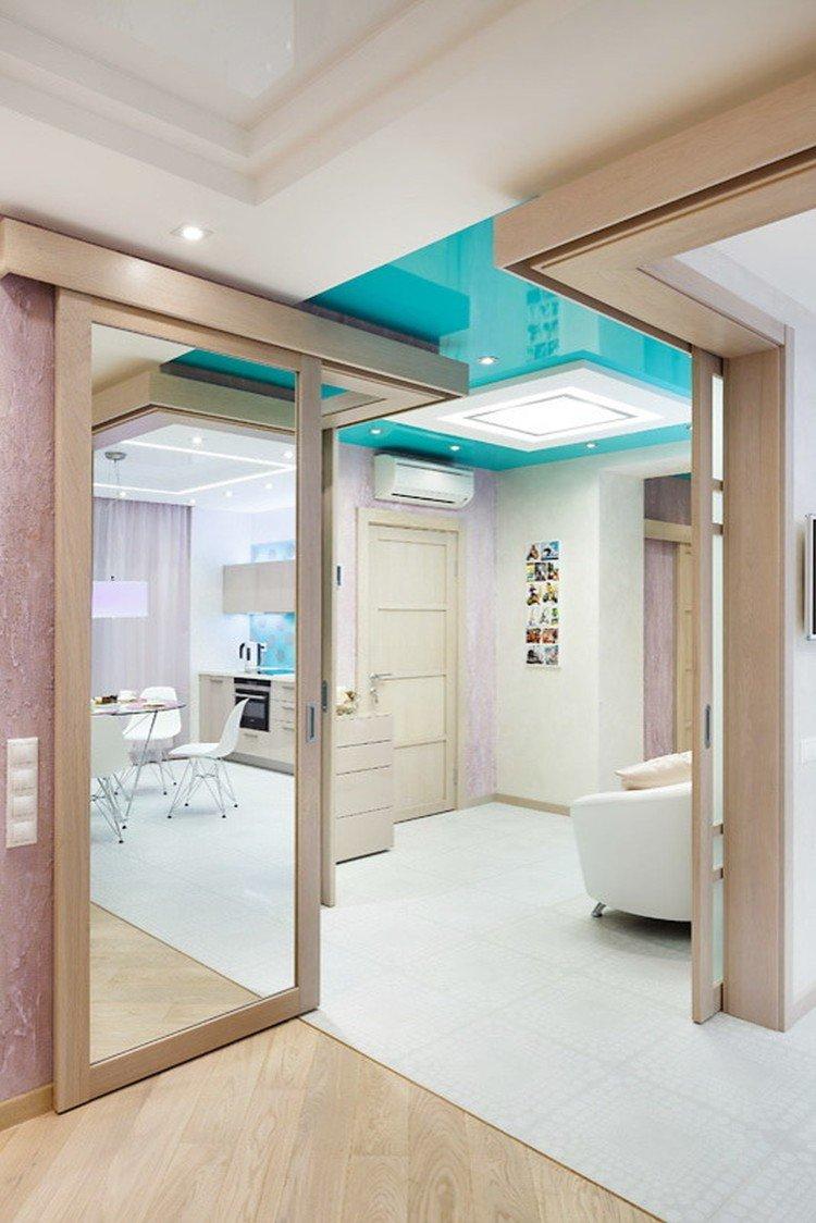 Plafonds tendus avec éclairage dans le couloir