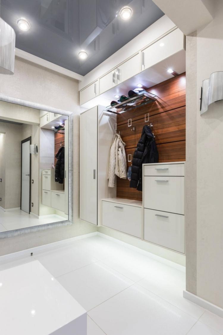 Plafonds tendus avec éclairage dans le couloir