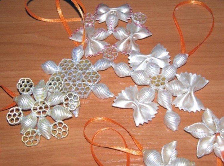 Flocons de neige de pâtes - Bricolage de Noël pour les enfants