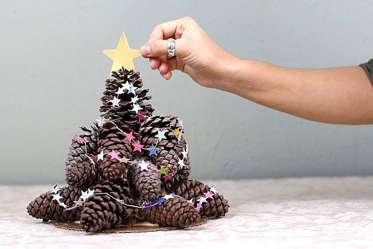 Grand sapin de Noël - Artisanat du Nouvel An à partir de cônes pour enfants