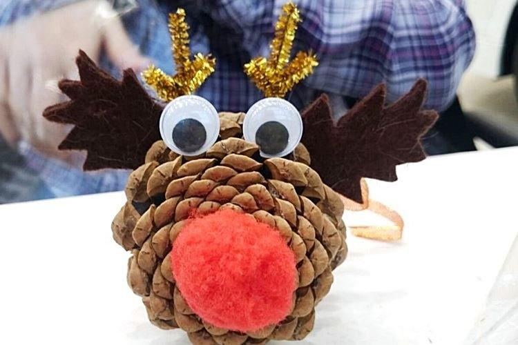 Cerf - Artisanat du Nouvel An à partir de cônes pour enfants