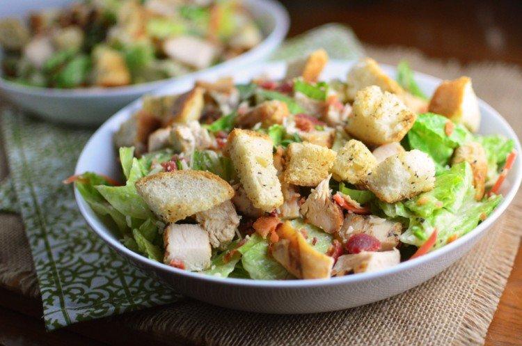 Salade de croûtons de poulet et vinaigrette à la mandarine - Recettes de salades du Nouvel An sans mayonnaise