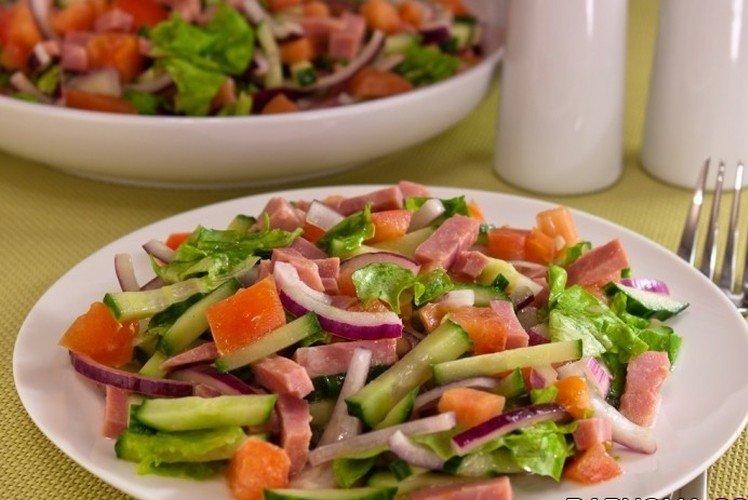 Salade au jambon et oignons marinés - Salades du Nouvel An sans recettes de mayonnaise
