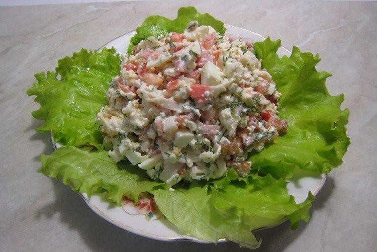 Salade aux bâtonnets de crabe et fromage cottage - Salades du Nouvel An sans recettes de mayonnaise