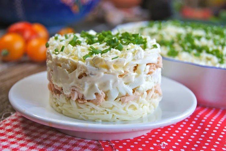 Salade feuilletée du nouvel an au saumon rose - recettes