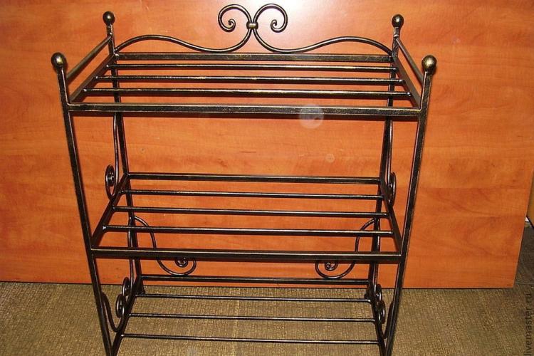 Étagère à chaussures à faire soi-même dans le couloir à partir d'un profilé métallique