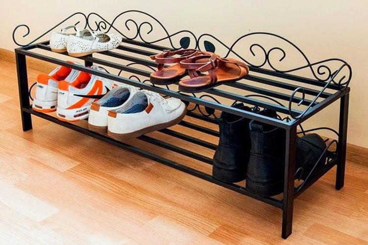 Étagère à chaussures à faire soi-même dans le couloir à partir d'un profilé métallique