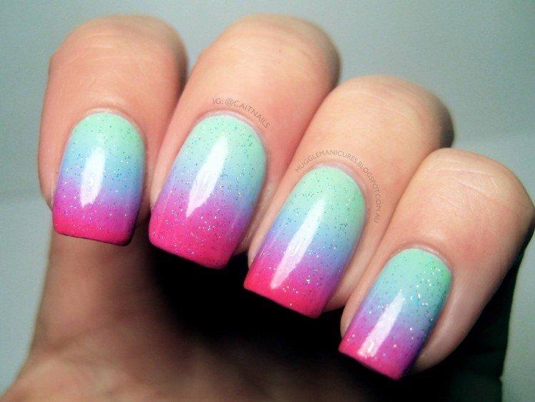 Ombre de contraste sur les ongles - photo