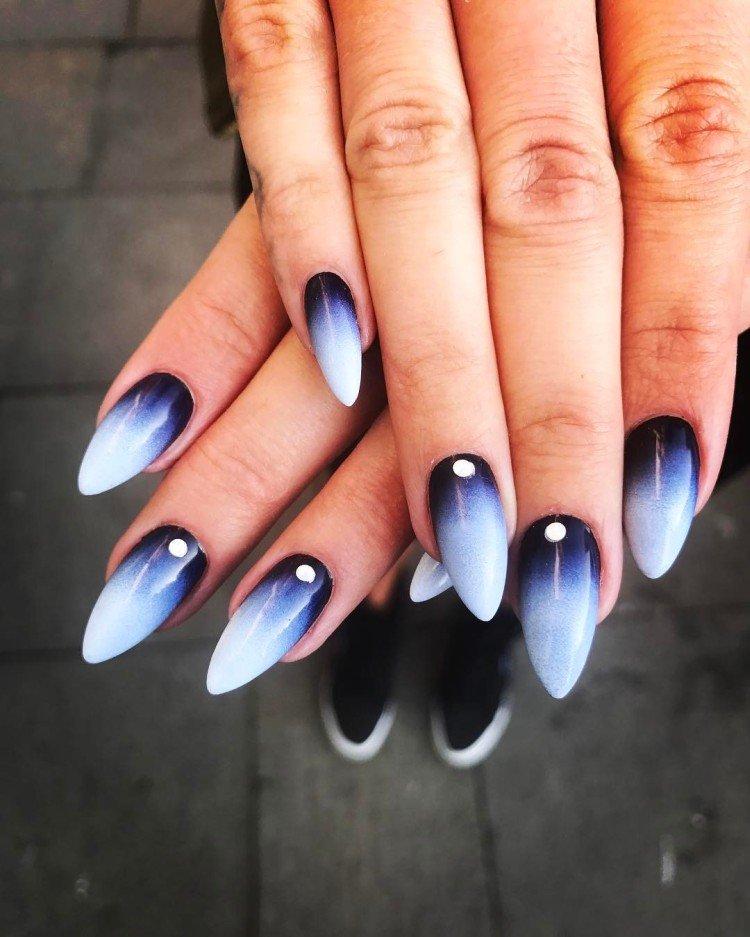 Ombre de contraste sur les ongles - photo