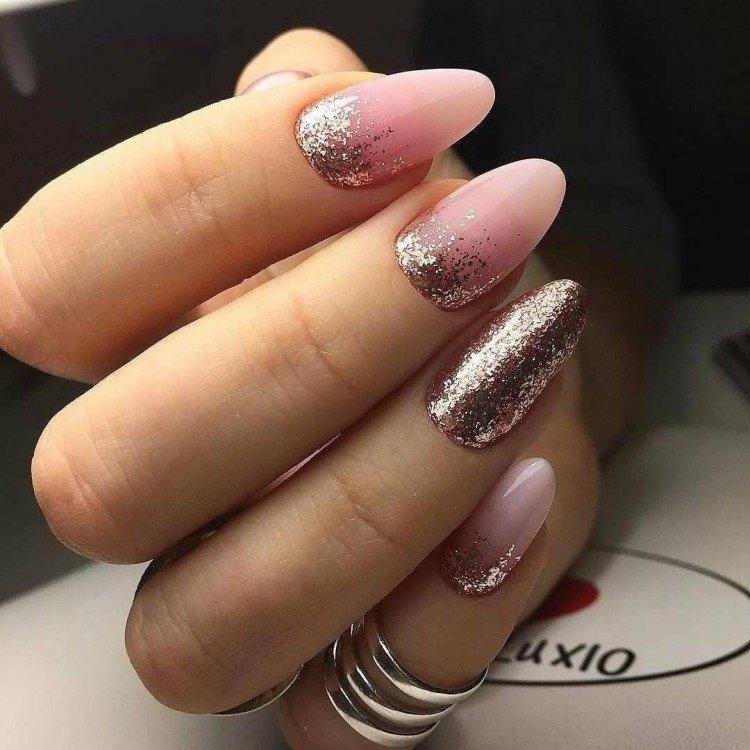 Ombre sur les ongles avec des paillettes - photo