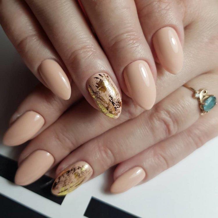 Manucure d'automne 2020 avec des paillettes - photo