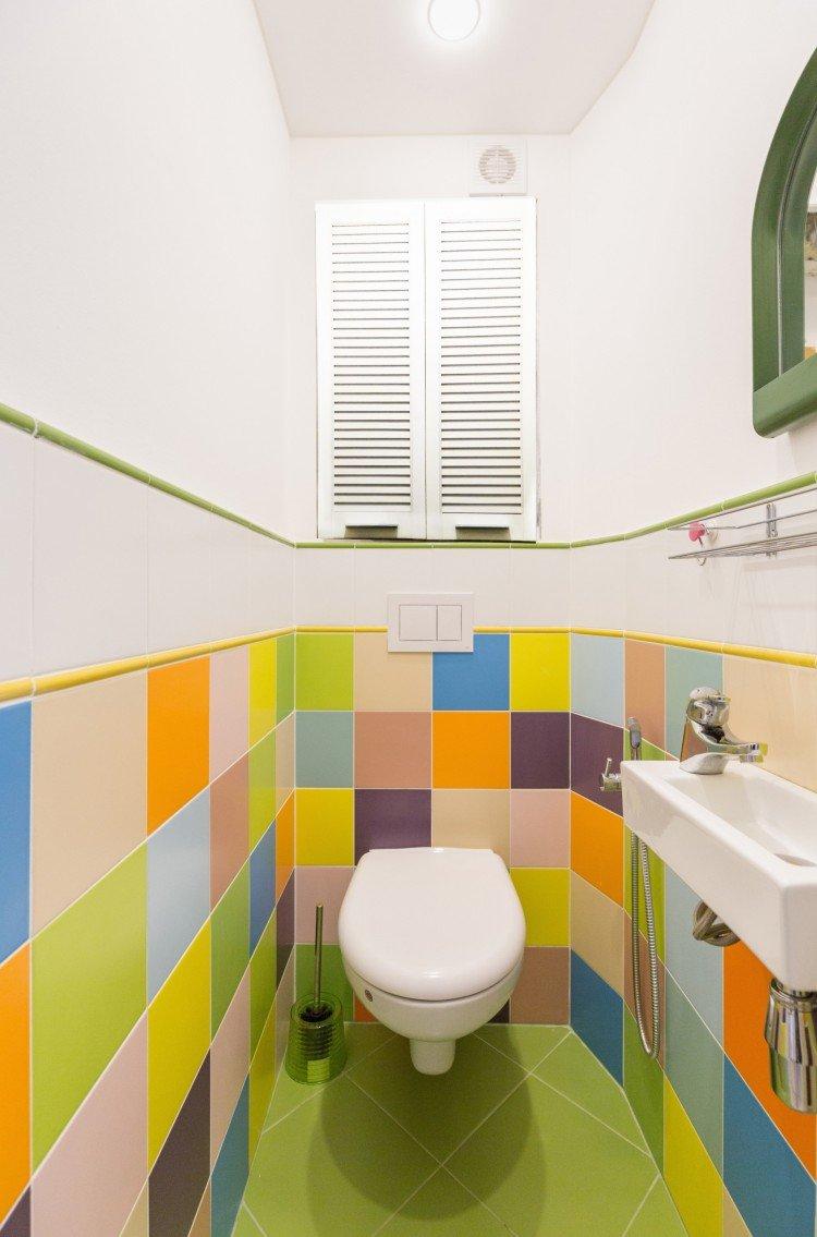 Carreaux de céramique - décoration murale dans les toilettes