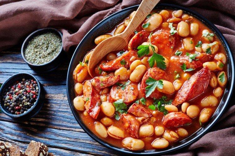 Légumes cuits avec des saucisses et des haricots - recettes