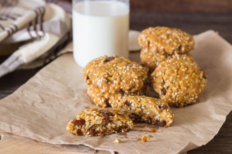 Biscuits à l'avoine avec raisins secs et graines de sésame - recettes