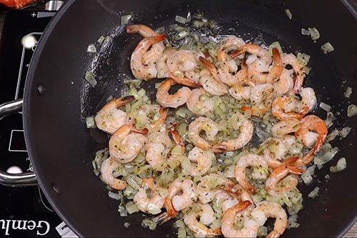 Pâtes aux crevettes à la sauce crémeuse - Recette étape par étape