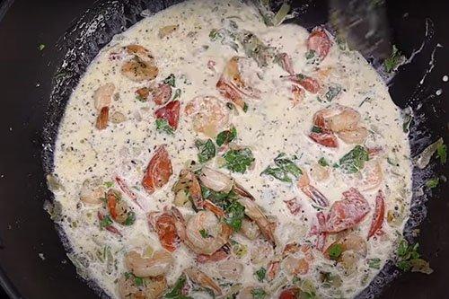 Pâtes aux crevettes à la sauce crémeuse - Recette étape par étape