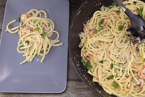 Pâtes aux crevettes à la sauce crémeuse - Recette étape par étape