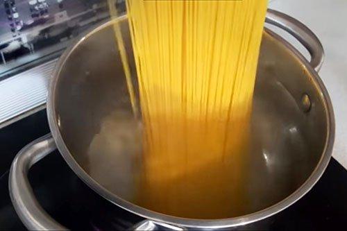 Pâtes au poulet et champignons dans une sauce crémeuse - une recette pas à pas