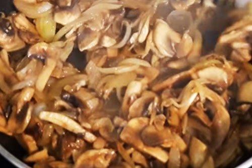 Pâtes au poulet et champignons dans une sauce crémeuse - une recette pas à pas