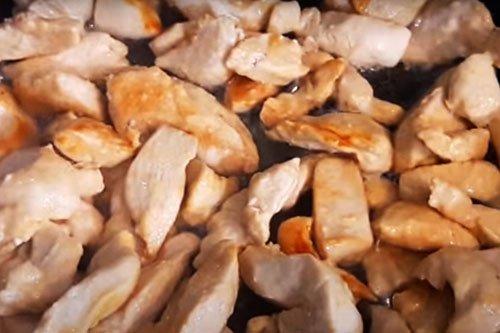 Pâtes au poulet et champignons dans une sauce crémeuse - une recette pas à pas