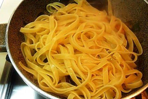 Pâtes italiennes aux fruits de mer - recette étape par étape